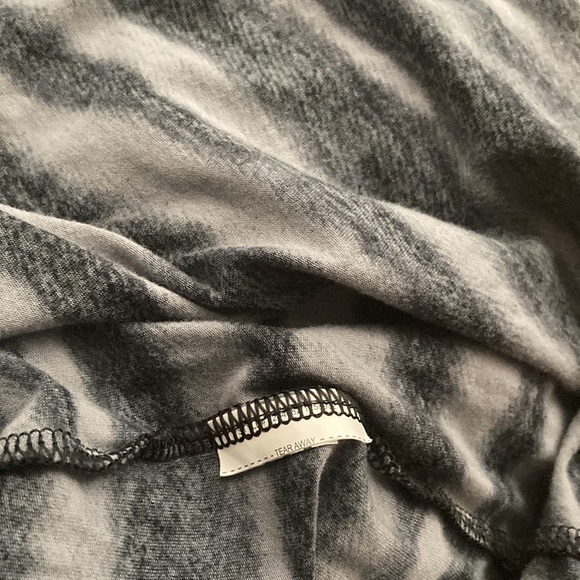 GUC Under Armour Women's XS UA Open Back Loose Fit Sleeveless Black Gray Shirt - Picture 8 of 8